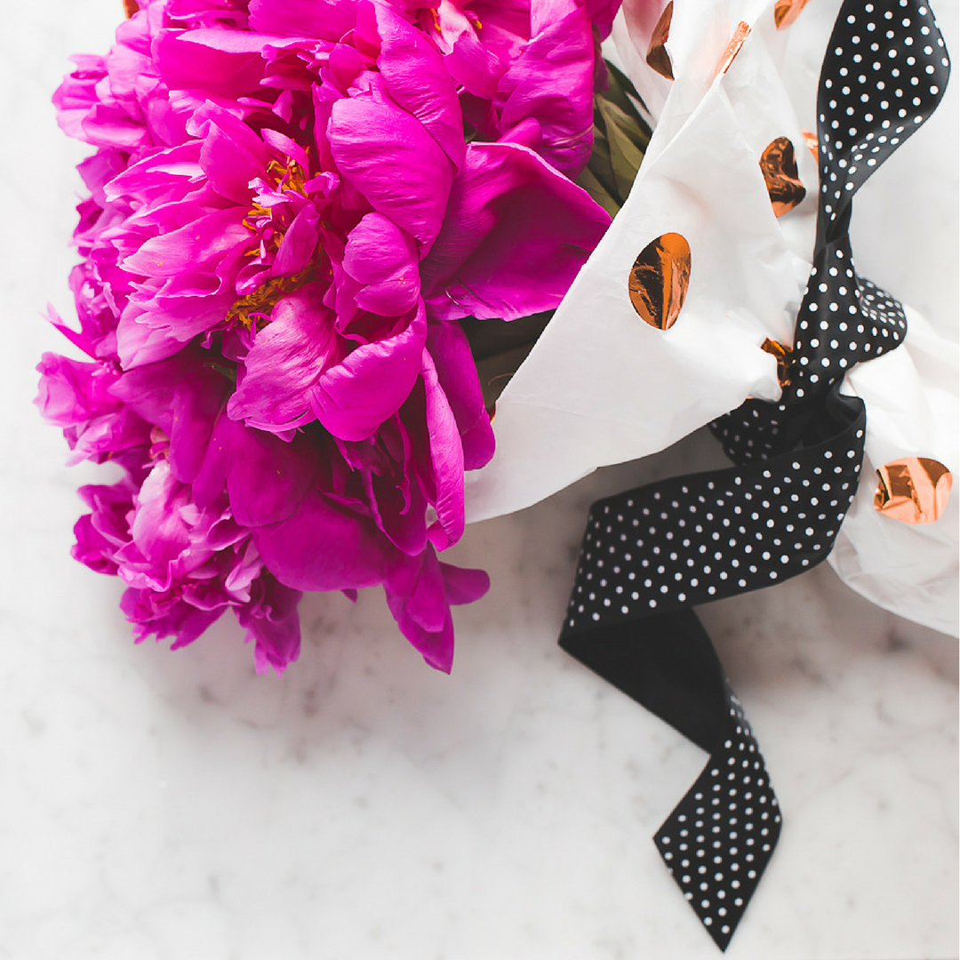 This image has an empty alt attribute; its file name is haute-stock-blomst-pc3a6on-cherise.png